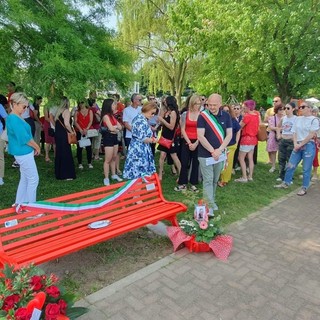 La panchina rossa a Corgeno dedicata a Teresa Stabile (foto dalla pagina Facebook del sindaco Parrino)