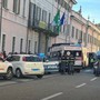 Le immagini dell'incidente davanti all'ingresso del Comune di Varese in via Sacco