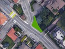 Il punto in cui via Sella Devia a destra, mentre procedendo dritti si prosegue su viale Repubblica. Allargare il marciapiedi costringerebbe a rallentare automobilisti che non frenano o addirittura accelerano Il punto in cui via Sella Devia a destra, mentre procedendo dritti si prosegue su viale Repubblica. Allargare il marciapiedi costringerebbe a rallentare automobilisti che non frenano o addirittura accelerano