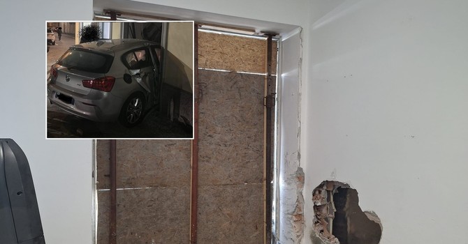 La vetrina distrutta e il muro sfondato dalla macchina che ha fatto visita allo Studio Emerald. Nel riquadro, il mezzo incastrato