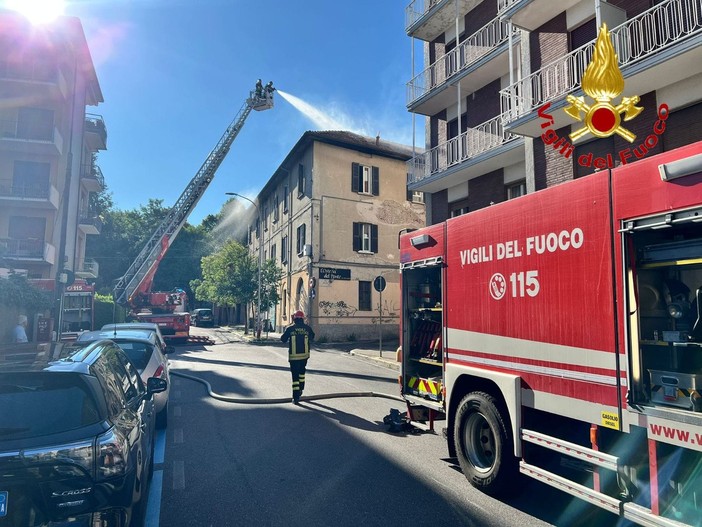 L'intervento dei vigili del fuoco per spegnere l'incendio che ha riguardato il tetto di un edificio di quattro piani in via Maspero a Varese