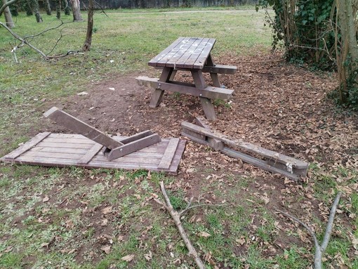 Rho, vandalismi al parco di via Monte Nevoso