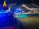 L'intervento dei vigili del fuoco a Cimbro di Vergiate per l'incendio del tetto di una villetta