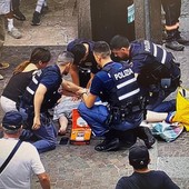 L'intervento decisivo della polizia in piazza San Giuseppe a Varese che ha salvato la vita della signora di 80 anni colta da un grave malore