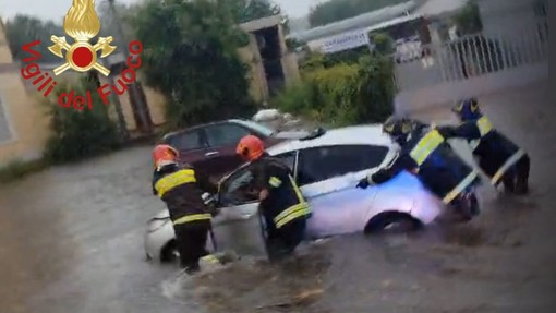 Le operazioni dei vigili del fuoco questa mattina nel comasco