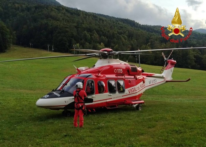 Cercatore di funghi disperso nel Vco, salvato dai vigili del fuoco con l'elicottero Drago
