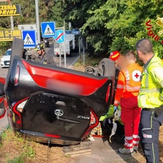 L'auto ribaltata in via Guido d'Arezzo a Varese
