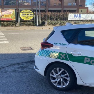 Anziano travolto da un'auto e sbalzato per alcuni metri a Varese, è in gravi condizioni