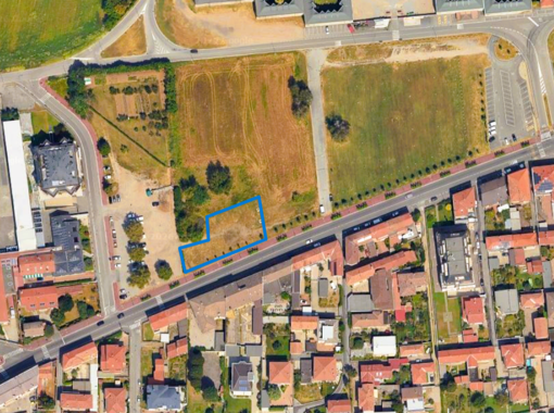 Contornata di blu, l'area che potrebbe accogliere una nuova area giochi in via Lonate (immagine Google Maps) Contornata di blu, l'area che potrebbe accogliere una nuova area giochi in via Lonate (immagine Google Maps)