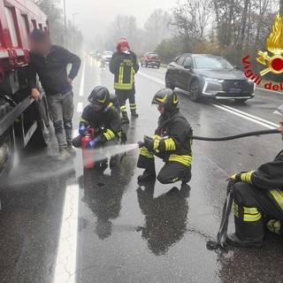 L'intervento dei vigili del fuoco sulla Sp1 per il principio d'incendio di un mezzo pesante