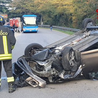 L'auto ribaltata in via Gaggio a Varese dopo l'incidente stradale