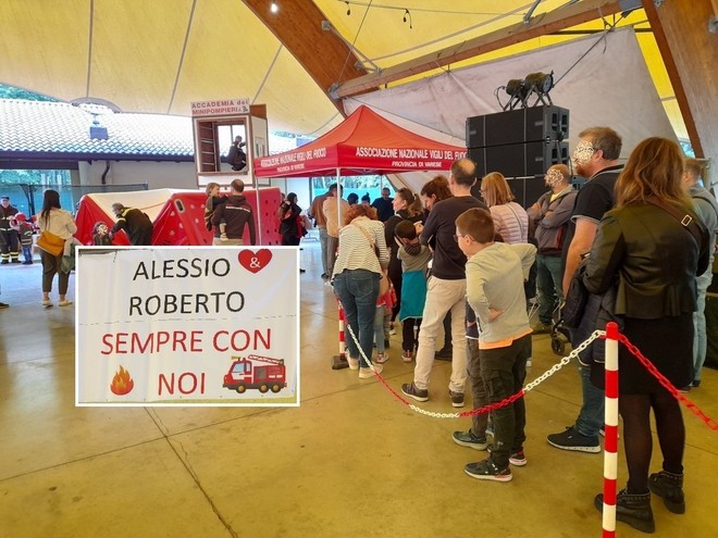 In coda per Pompieropoli in una precedente edizione della festa. Sempre vivo il ricorso di Alessio Teoldi e Roberto Di Saverio In coda per Pompieropoli in una precedente edizione della festa. Sempre vivo il ricorso di Alessio Teoldi e Roberto Di Saverio