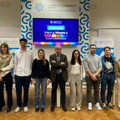 Alcuni dei ragazzi che si sono aggiudicati il bando in Camera di Commercio con il presidente Mauro Vitiello, la segretaria Anna Deligios e Roberto Gentilomo di Bcc, anche sotto nella prima foto della gallery