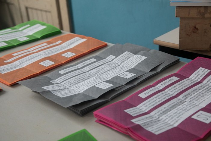 Referendum, oggi e domani si vota: domenica urne aperte fino alle 23: quesiti, orari e quorum