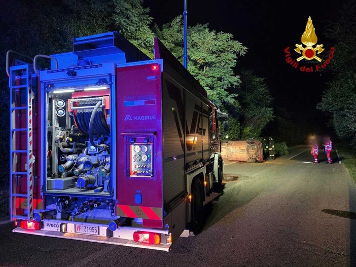 I vigili del fuoco sul luogo dell'incidente della scorsa notte a Samarate