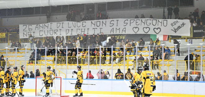 Lo striscione esposto per ricordare Elisa Dello Nigro, recentemente scomparsa in un incidente stradale