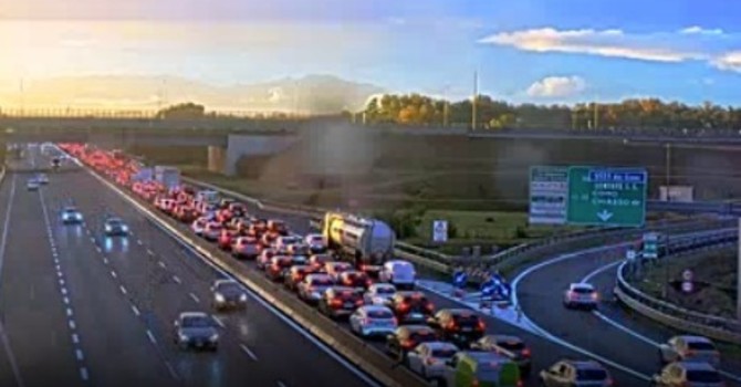Coda sull'Autostrada dei Laghi per l'incidente tra l'innesto della Pedemontana e Gallarate in direzione Varese Coda sull'Autostrada dei Laghi per l'incidente tra l'innesto della Pedemontana e Gallarate in direzione Varese