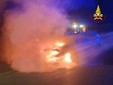 Le operazioni di spegnimento dell'auto in fiamme in via Astico a Varese Le operazioni di spegnimento dell'auto in fiamme in via Astico a Varese