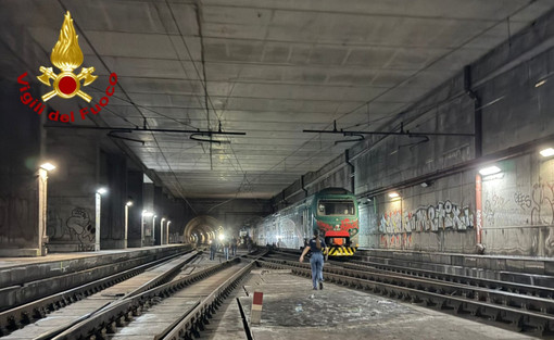 Treno Varese-Milano bloccato a Lancetti: evacuati 400 passeggeri Treno Varese-Milano bloccato a Lancetti: evacuati 400 passeggeri
