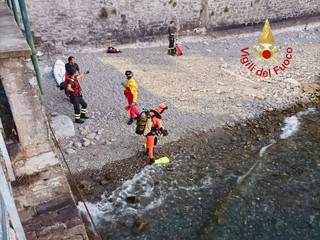 I vigili del fuoco impegnati durante le ricerche durante la notte e all'alba di oggi