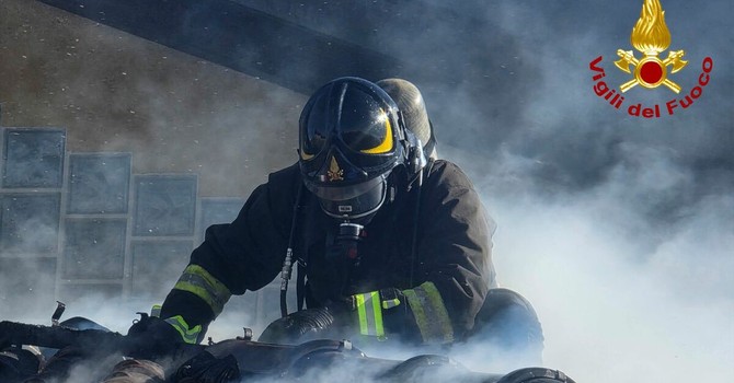 Solbiate Olona, incendio al tetto di un edificio: tre evacuati, uno in ospedale per intossicazione da fumo