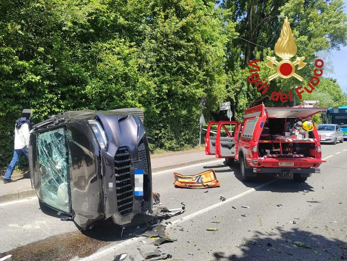 Auto si ribalta nel Comasco: conducente liberato dai vigili del fuoco Auto si ribalta nel Comasco: conducente liberato dai vigili del fuoco