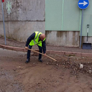 Il sindaco di Bisuschio al lavoro per spalare i detriti dopo il maltempo (foto dal gruppo &quot;Sei di Bisuschio se&quot;)