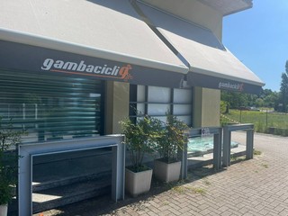 I segni dell'effrazione della scorsa notte da Gamba Cicli alla Schiranna I segni dell'effrazione della scorsa notte da Gamba Cicli alla Schiranna
