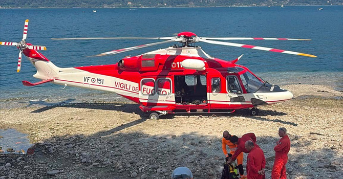 I vigili del fuoco impegnati nelle operazioni di recupero del cadavere a Caldè
