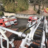 I vigili del fuoco in azione in via Lazio a Malnate I vigili del fuoco in azione in via Lazio a Malnate