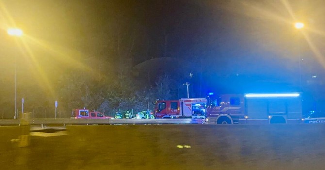 Un'auto si schianta contro il guard rail tra l'A8 e l'A26. Grave un uomo Un'auto si schianta contro il guard rail tra l'A8 e l'A26. Grave un uomo