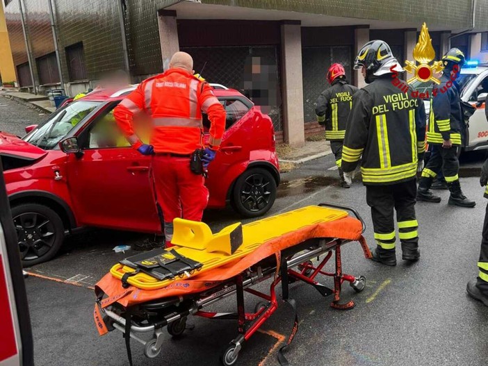 Auto contro recinzione a Cardano al Campo: grave una donna di 76 anni