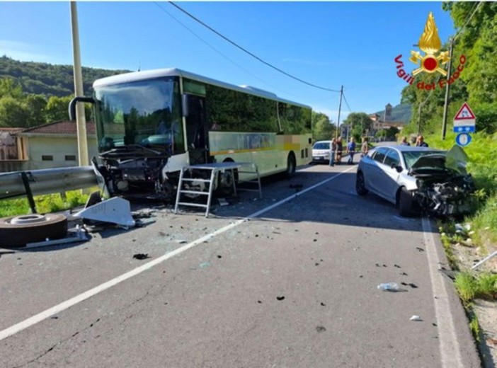 Grave incidente nel Verbano: auto e pullman si scontrano, due feriti gravi