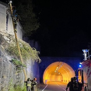 Escursionisti bloccati sul muro di una strada, recuperati dai vigili del fuoco