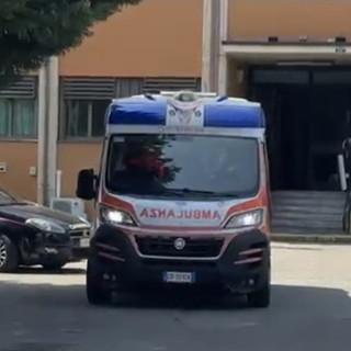 La donna è stata portata in caserma e poi affidata ai sanitari per le valutazioni cliniche del caso