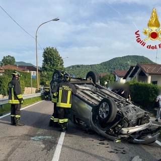 Auto si ribalta, un ferito sulla Provinciale a Cunardo