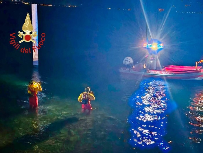 I vigili del fuoco impegnati durante le ricerche durante la notte e all'alba di oggi