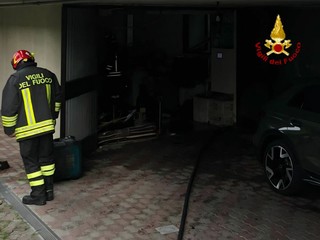I vigili del fuoco sul luogo dell'incendio