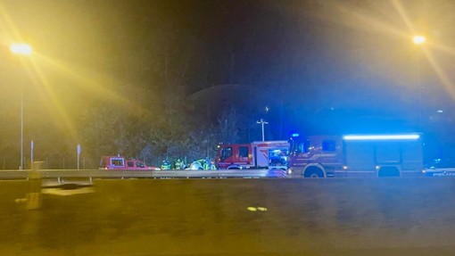 Un'auto si schianta contro il guard rail tra l'A8 e l'A26. Grave un uomo Un'auto si schianta contro il guard rail tra l'A8 e l'A26. Grave un uomo