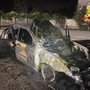 La carcassa dell'auto dopo l'incendio