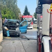 Busto, furgone in fiamme in via delle Lucciole: scattano i soccorsi, interviene anche il volto noto Diego Barbati Busto, furgone in fiamme in via delle Lucciole: scattano i soccorsi, interviene anche il volto noto Diego Barbati