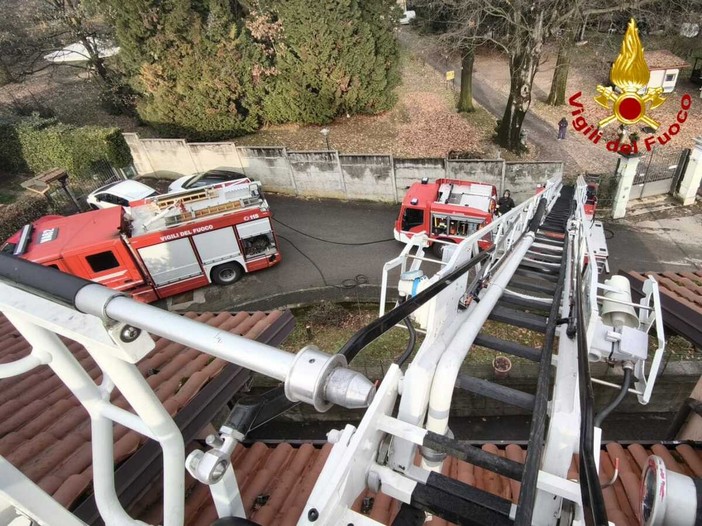 I vigili del fuoco in azione in via Lazio a Malnate