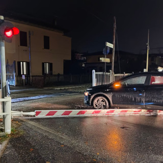 Venegono, macchina bloccata al passaggio a livello: automobilista per liberarsi &quot;sfonda&quot; la barriera