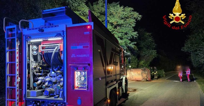 I vigili del fuoco sul luogo dell'incidente della scorsa notte a Samarate I vigili del fuoco sul luogo dell'incidente della scorsa notte a Samarate