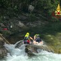 Verbano Cusio Ossola, scivola nel fiume San Bernardino e viene trascinato dalla corrente: salvato un 32enne