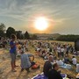 I varesini al Belvedere di Azzate in attesa dell'eclissi, poi nascosta dal formarsi di nubi all'orizzonte (foto Alessandro Galbiati) I varesini al Belvedere di Azzate in attesa dell'eclissi, poi nascosta dal formarsi di nubi all'orizzonte (foto Alessandro Galbiati)