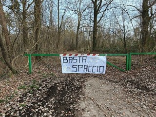 I cartelli comparsi nei boschi dello spaccio a Morazzone