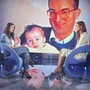 Lavinia Limido con Silvia Toffanin a Verissimo: sullo sfondo una foto del padre da giovane mentre la tiene in braccio