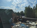 Camion perde il rimorchio: carreggiata invasa dal materiale alla rotonda di Buguggiate