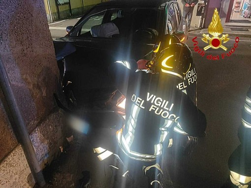 Auto esce di strada, si schianta contro un muro e rompe il tubo del gas